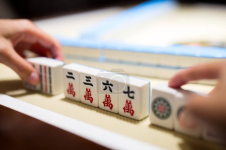 Téléchargez les photos : Jouer au Mahjong sur la table - en image libre de droit