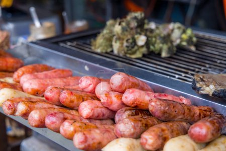 Téléchargez les photos : Barbecue à saucisses taïwanais sur le filet métallique - en image libre de droit