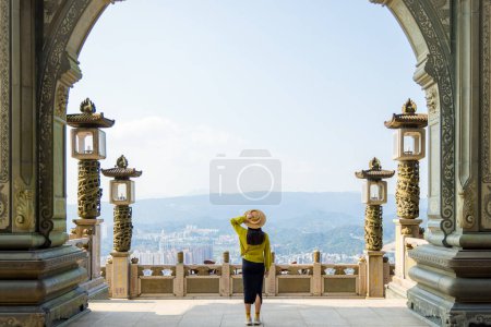 Téléchargez les photos : Femme dans le temple chinois - en image libre de droit