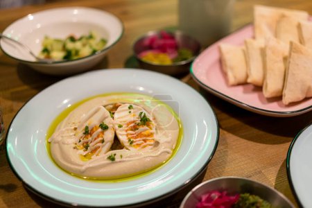Foto de Delicioso Hummus con aceite de oliva - Imagen libre de derechos