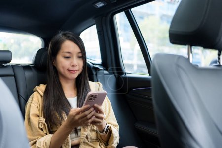 Foto de Mujer utilizar el teléfono móvil dentro de un coche - Imagen libre de derechos