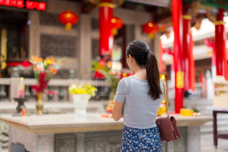 Téléchargez les photos : Asiatique femme prier dans chinois temple - en image libre de droit