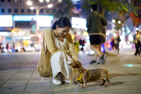Foto de Mujer ir a dar un paseo con su perro en la noche - Imagen libre de derechos