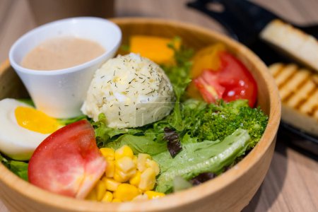 Téléchargez les photos : Salade fraîche dans le bol en bois - en image libre de droit
