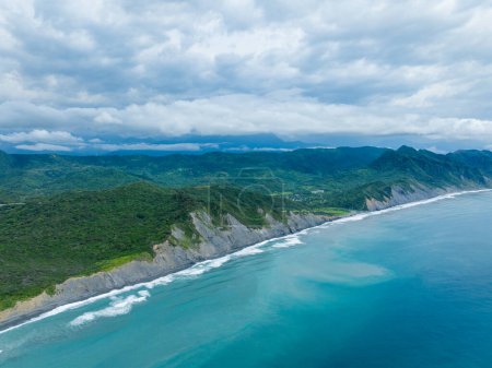 Foto de Drone volar sobre el mar y la orilla con la montaña - Imagen libre de derechos
