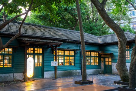 Foto de Taipei, Taiwán - 26 de octubre de 2023: Hermosa casa con el árbol por la noche - Imagen libre de derechos