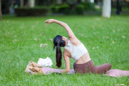 Téléchargez les photos : Femme faire du yoga au parc - en image libre de droit