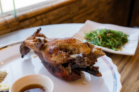 Téléchargez les photos : Griller le poulet entier au restaurant - en image libre de droit