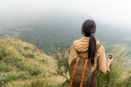 Téléchargez les photos : Femme faire de la randonnée et marcher le long du sentier de trekking - en image libre de droit