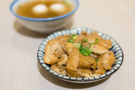 Téléchargez les photos : Plat de tofu braisé dans un restaurant chinois - en image libre de droit