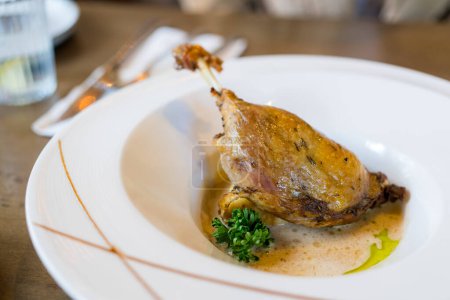 Téléchargez les photos : Jambe de canard confit sur plat blanc - en image libre de droit
