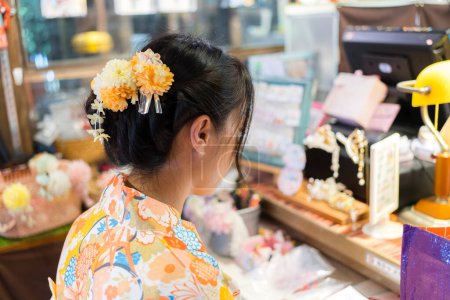 Téléchargez les photos : Femme subir le coiffeur et porter le kimono dans le studio - en image libre de droit