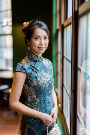 Téléchargez les photos : Femme porter cheongsam traditionnel dans le restaurant - en image libre de droit