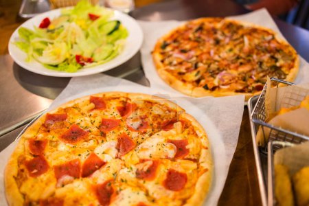 Téléchargez les photos : Tranche de pizza dans le restaurant - en image libre de droit