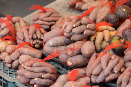Foto de Mercado callejero vende producto de batata - Imagen libre de derechos