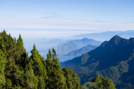 Téléchargez les photos : Belle chaîne de montagnes sur la journée ensoleillée - en image libre de droit