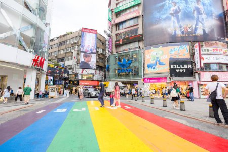 Foto de Taipei, Taiwán - 13 de septiembre de 2023: Taipei city street in Ximending with rainbow painting on the road - Imagen libre de derechos