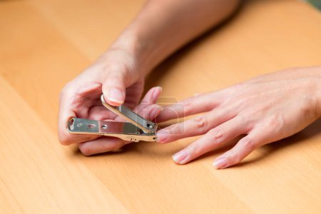 Téléchargez les photos : Manucure à la main avec coupe-ongles - en image libre de droit