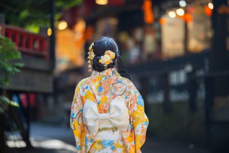 Foto de Mujer usar kimono en el pueblo japonés - Imagen libre de derechos