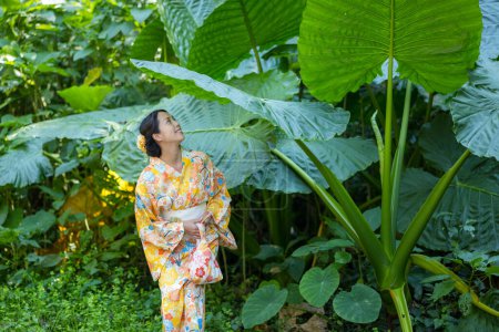 Téléchargez les photos : Femme porter kimono jaune avec le grand congé - en image libre de droit