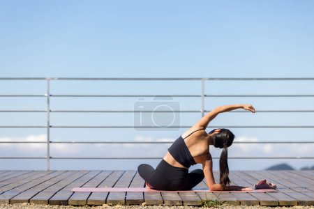 Téléchargez les photos : Femme faire des exercices de yoga sur la montagne - en image libre de droit