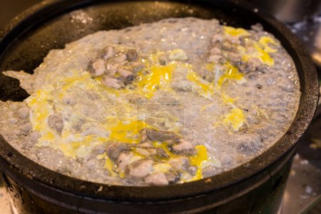 Foto de Cocinar la famosa tortilla de ostras de Taiwán en la tienda de alimentos local - Imagen libre de derechos