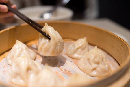 Téléchargez les photos : Chinese style steamed soup bun in restaurant - en image libre de droit