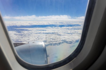 Foto de Nubes y cielo visto a través de la ventana de un avión - Imagen libre de derechos