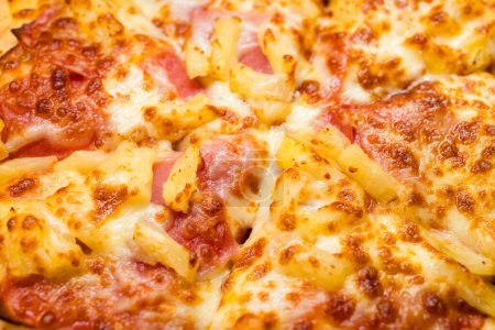 Téléchargez les photos : Gros plan de la pizza grillée au jambon et au fromage - en image libre de droit