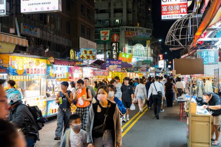 Foto de Taichung, Taiwán - 25 de octubre de 2023: Calle Yizhong en la ciudad de Taichung por la noche - Imagen libre de derechos