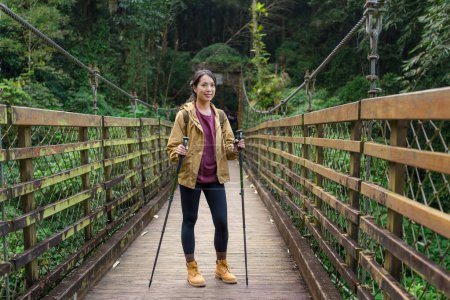 Téléchargez les photos : Femme faire de la randonnée et marcher le long du chemin en bois - en image libre de droit