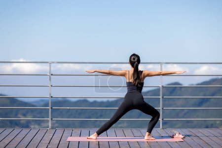 Téléchargez les photos : Femme porter des vêtements de sport et faire du yoga à la montagne nature - en image libre de droit