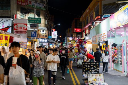 Téléchargez les photos : Taichung, Taiwan - 25 octobre 2023 : Yizhong Street dans la ville de Taichung la nuit - en image libre de droit