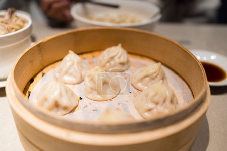 Téléchargez les photos : Pain à soupe à la vapeur de style chinois au restaurant - en image libre de droit