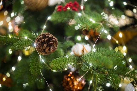 Foto de Decoración del árbol de Navidad en la temporada navideña - Imagen libre de derechos
