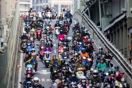 Téléchargez les photos : Taipei, Taiwan - 19 avril 2023 : Une foule de motos franchit le pont de Taipei - en image libre de droit