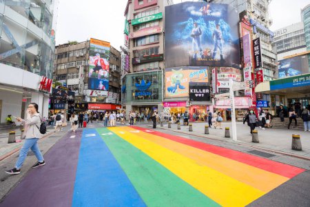 Foto de Taipei, Taiwán - 13 de septiembre de 2023: Taipei city street in Ximending with rainbow painting on the road - Imagen libre de derechos
