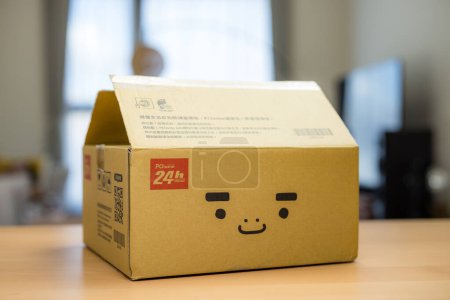 Foto de Taiwán - 22 de septiembre de 2023: caja de paquete pchome en casa - Imagen libre de derechos