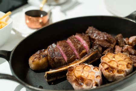 Téléchargez les photos : Steak juteux tranché sur la fonte - en image libre de droit