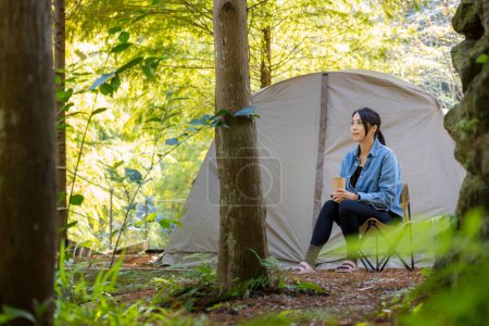 Téléchargez les photos : Femme profiter aller camper dans la forêt - en image libre de droit