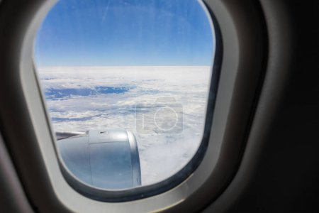 Foto de Nubes y cielo visto a través de la ventana de un avión - Imagen libre de derechos