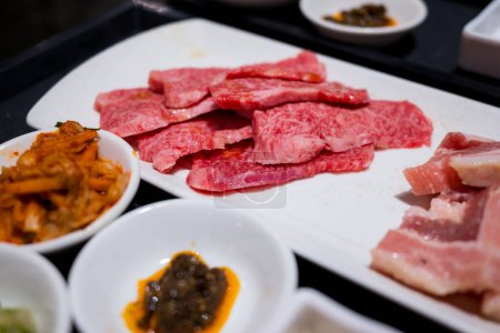 Foto de Rebanada de carne fresca cruda en el restaurante yakiniku - Imagen libre de derechos