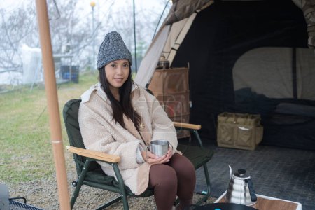 Téléchargez les photos : Femme aller camping en hiver - en image libre de droit
