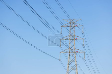 Foto de Pilón y línea de alta tensión sobre el cielo azul - Imagen libre de derechos