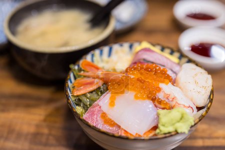 Téléchargez les photos : Bol de riz sashimi cru frais - en image libre de droit