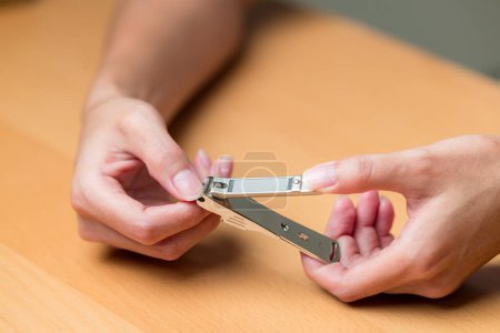 Téléchargez les photos : Manucure à la main avec coupe-ongles - en image libre de droit