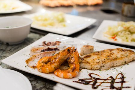 Téléchargez les photos : Teppanyaki aux fruits de mer avec crevettes de poisson et calmar - en image libre de droit