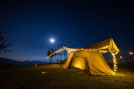 Téléchargez les photos : Tente de camping en plein air avec bâche ou moustiquaire sur montagne - en image libre de droit
