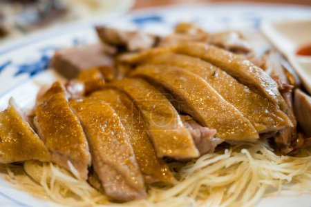 Téléchargez les photos : Tranche de sauce soja braise viande d'oie dans une assiette au restaurant - en image libre de droit