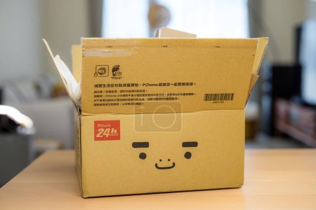 Foto de Taiwán - 22 de septiembre de 2023: caja de paquete pchome en casa - Imagen libre de derechos